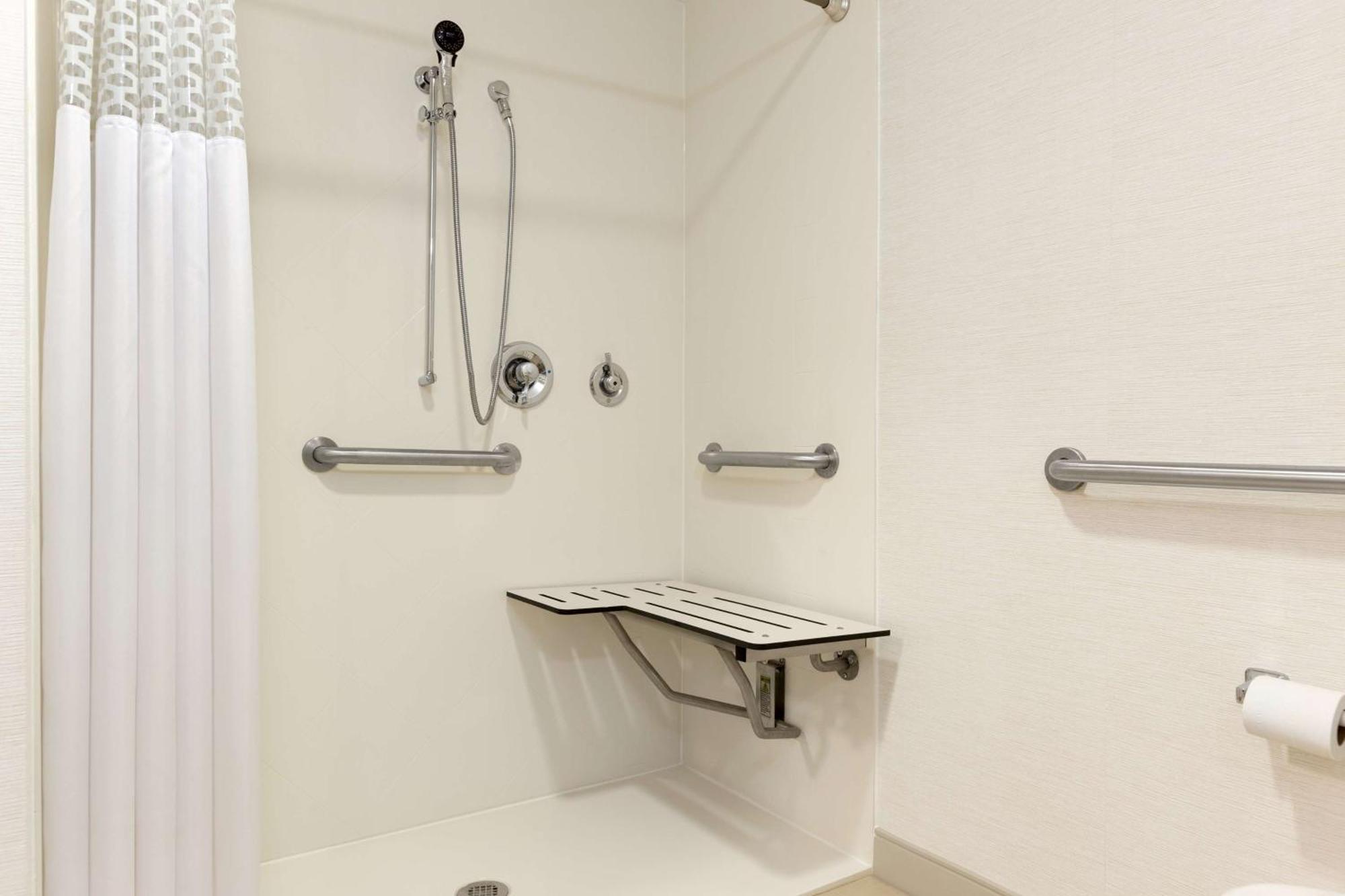 Hampton Inn & Suites By Hilton Manchester Bedford Exteriör bild