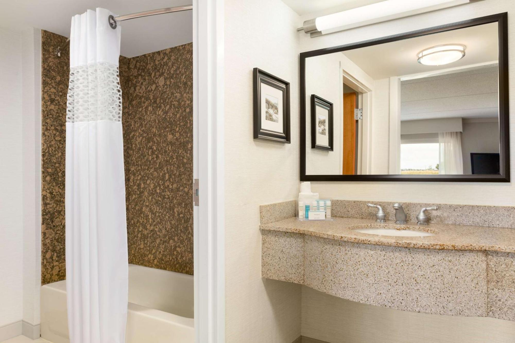 Hampton Inn & Suites By Hilton Manchester Bedford Exteriör bild
