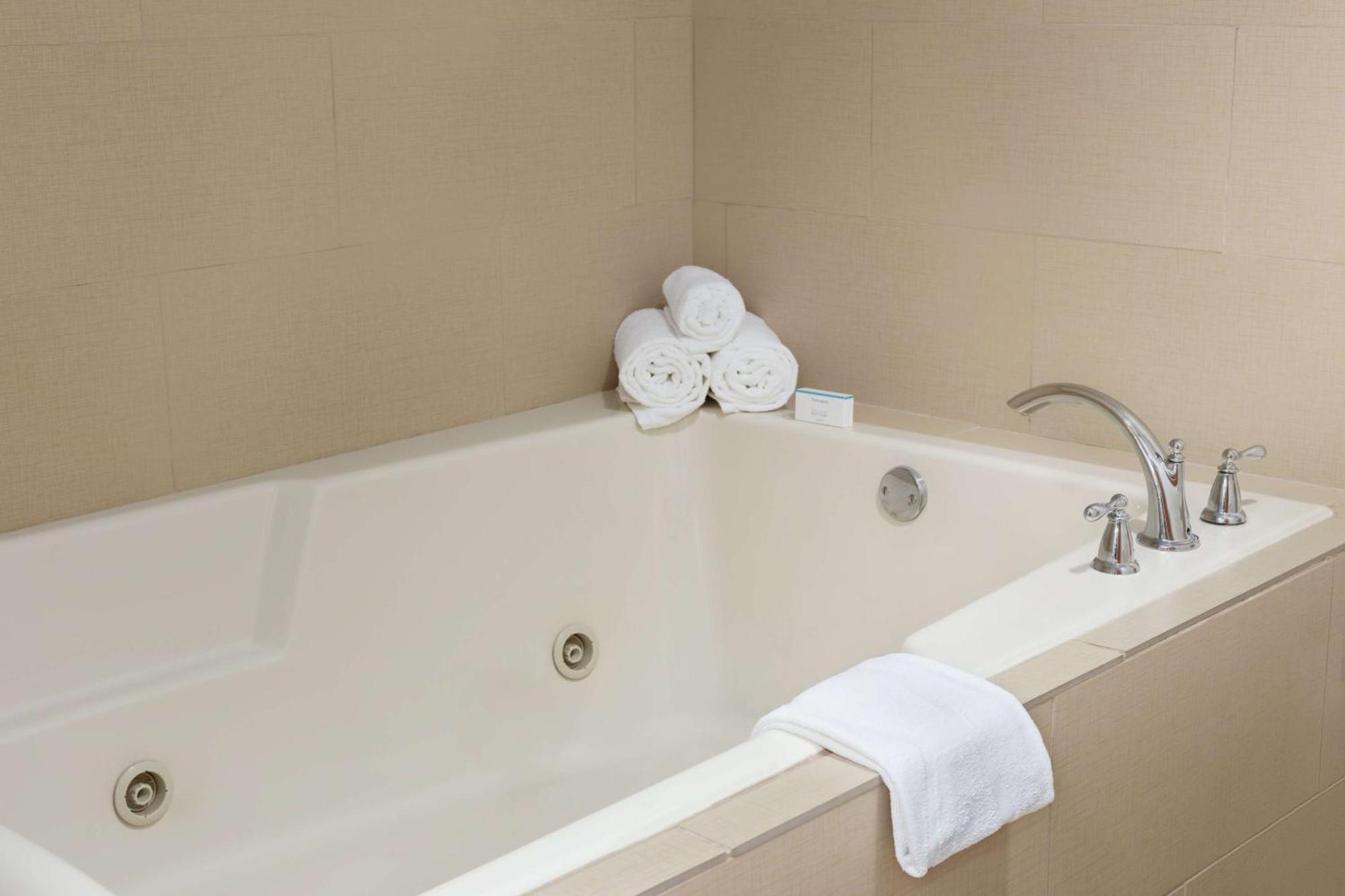 Hampton Inn & Suites By Hilton Manchester Bedford Exteriör bild