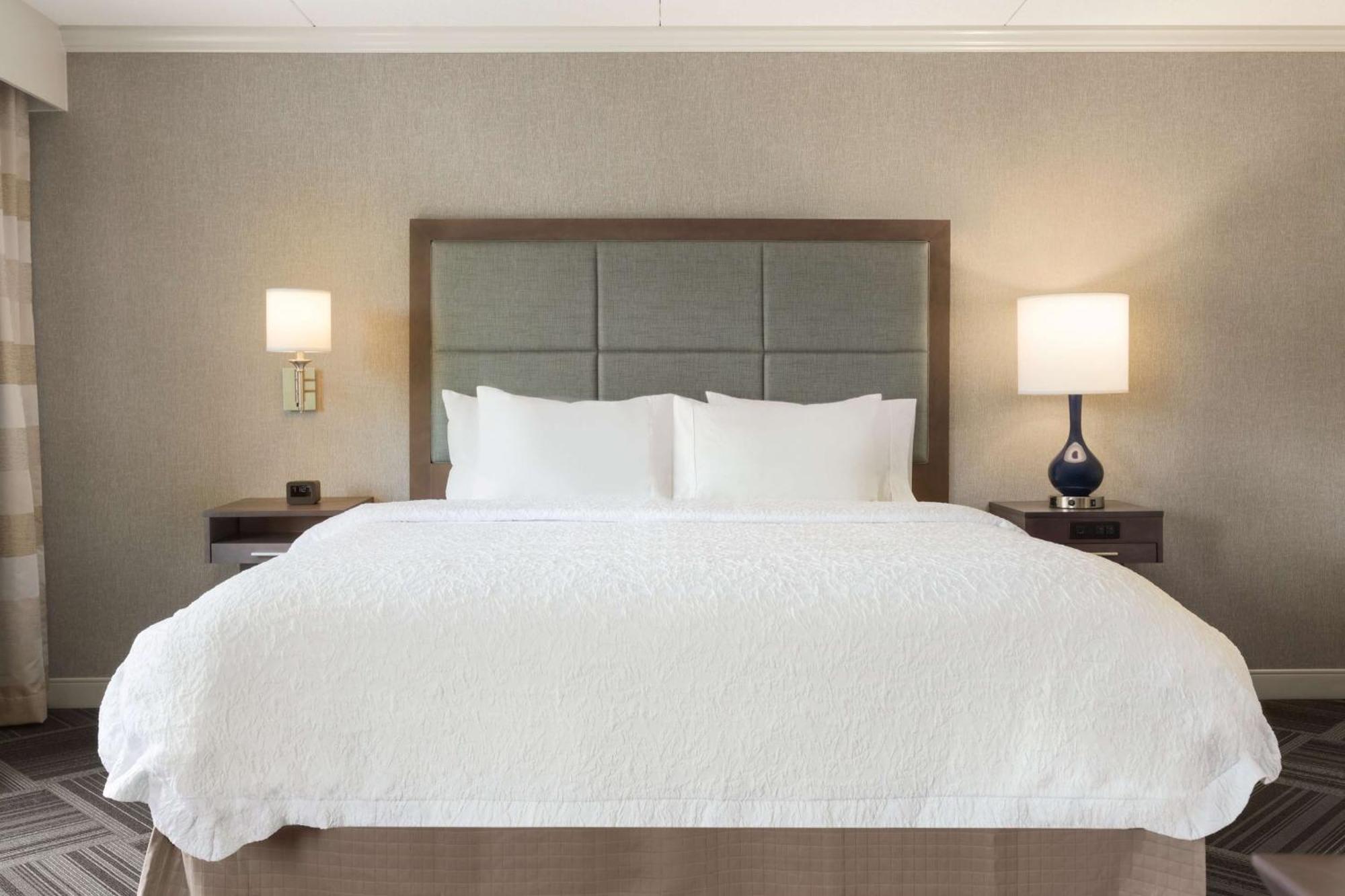 Hampton Inn & Suites By Hilton Manchester Bedford Exteriör bild