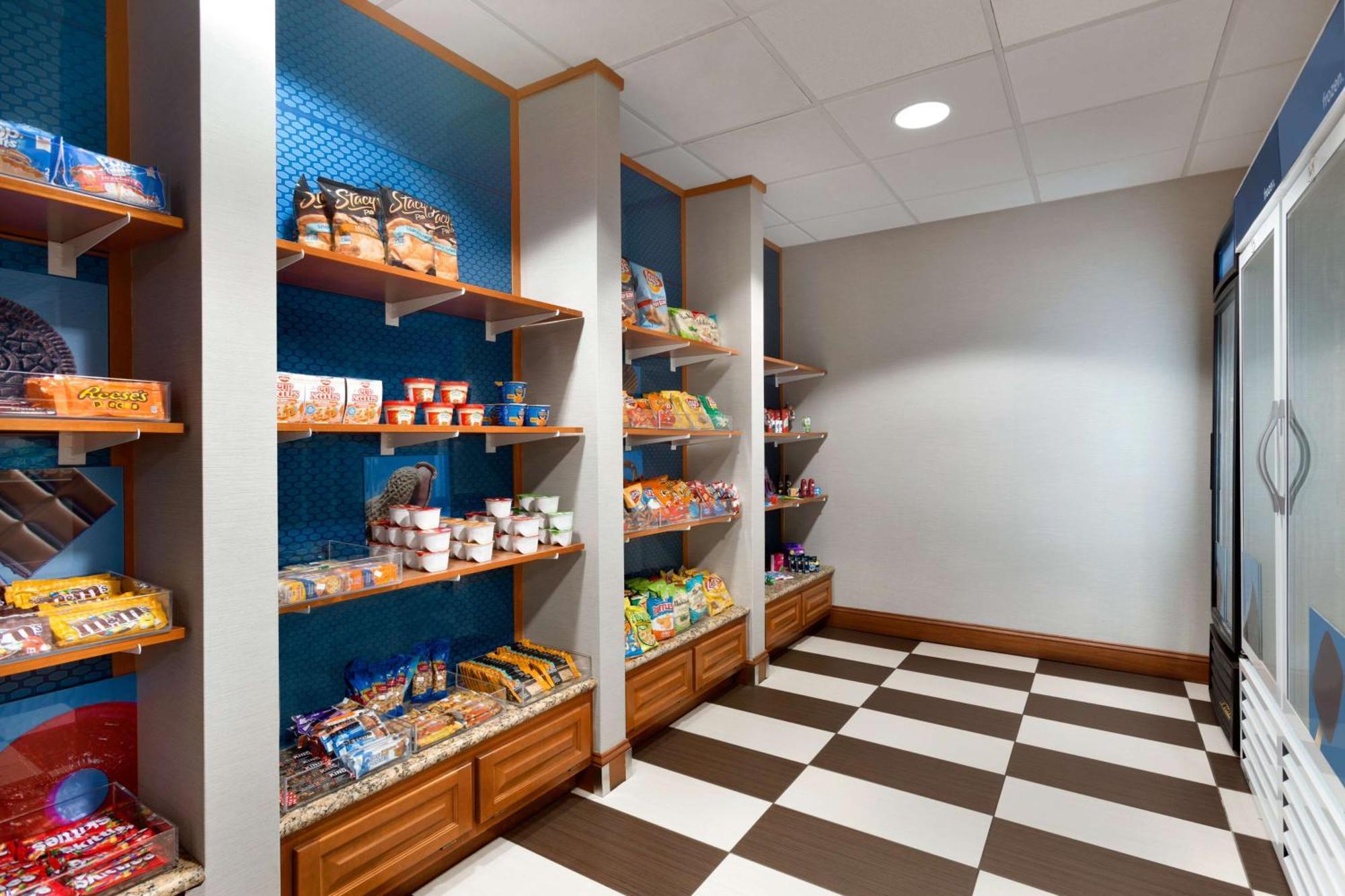 Hampton Inn & Suites By Hilton Manchester Bedford Exteriör bild