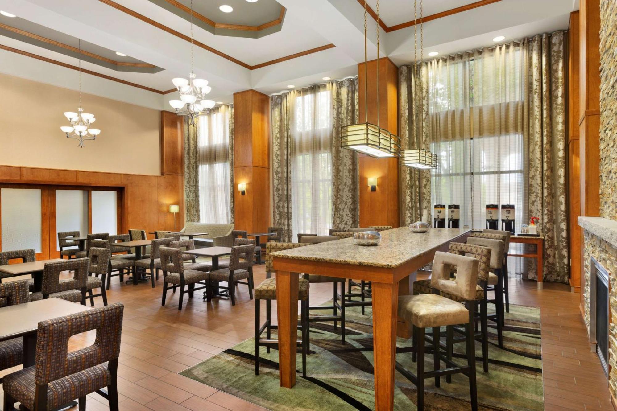 Hampton Inn & Suites By Hilton Manchester Bedford Exteriör bild
