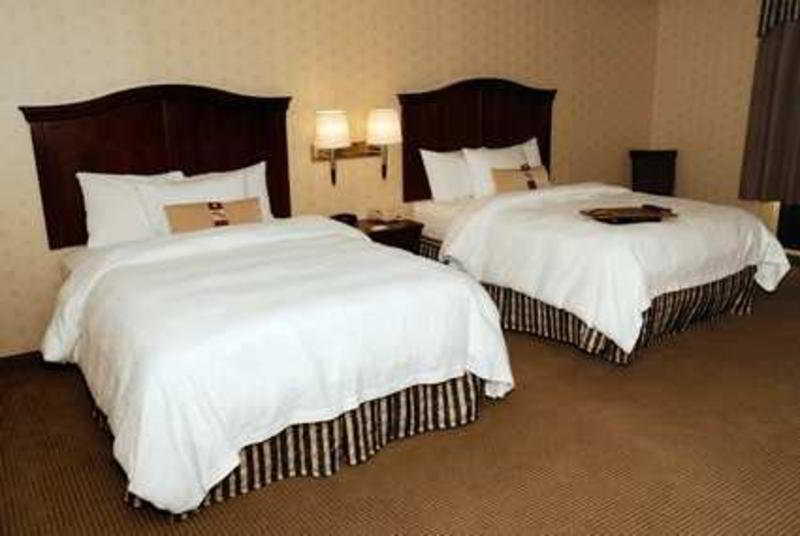 Hampton Inn & Suites By Hilton Manchester Bedford Exteriör bild