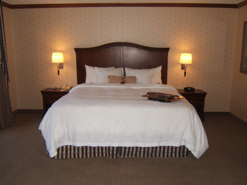 Hampton Inn & Suites By Hilton Manchester Bedford Exteriör bild