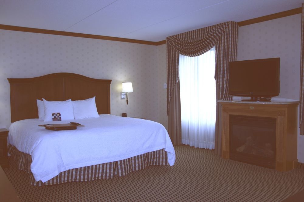 Hampton Inn & Suites By Hilton Manchester Bedford Exteriör bild