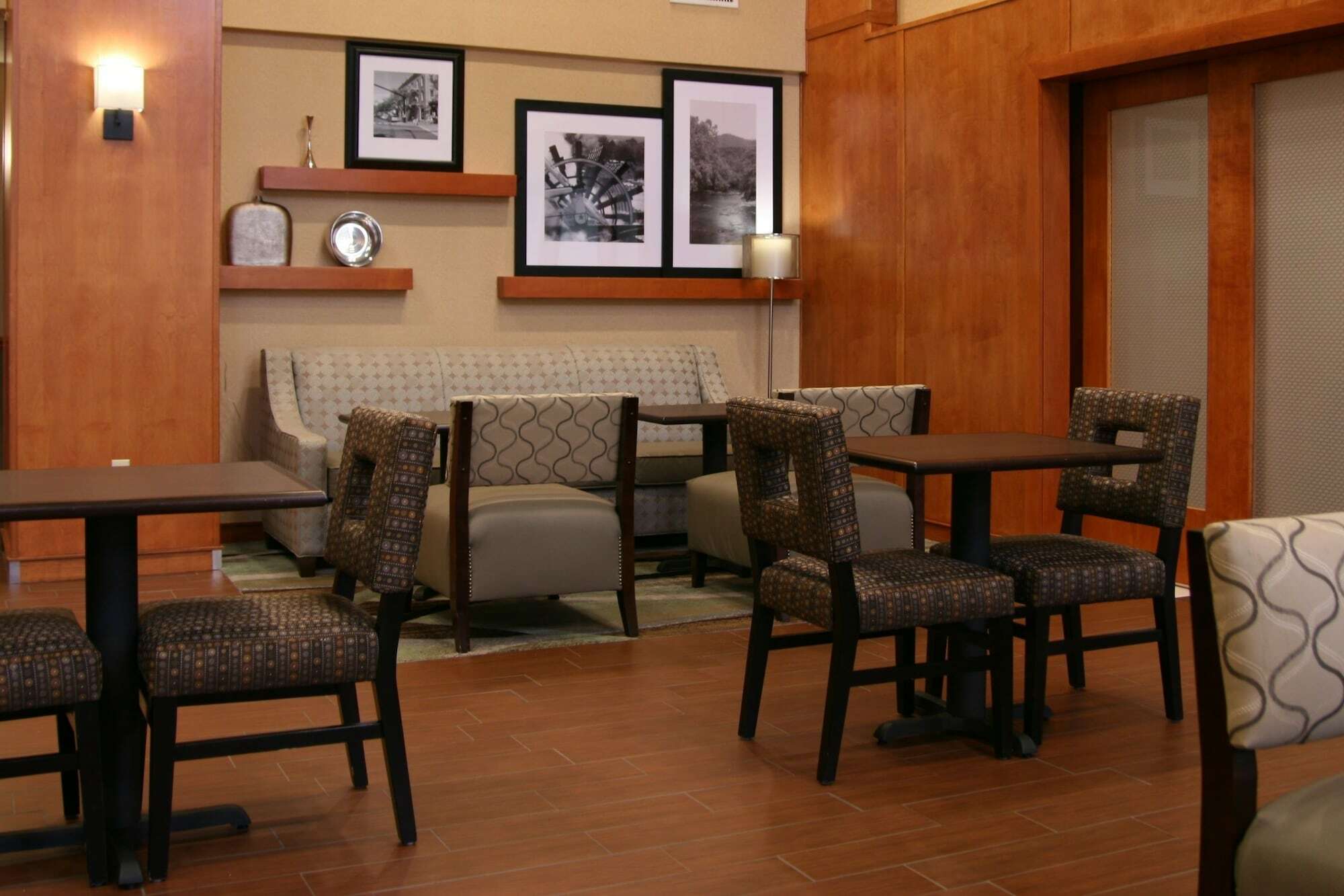 Hampton Inn & Suites By Hilton Manchester Bedford Exteriör bild