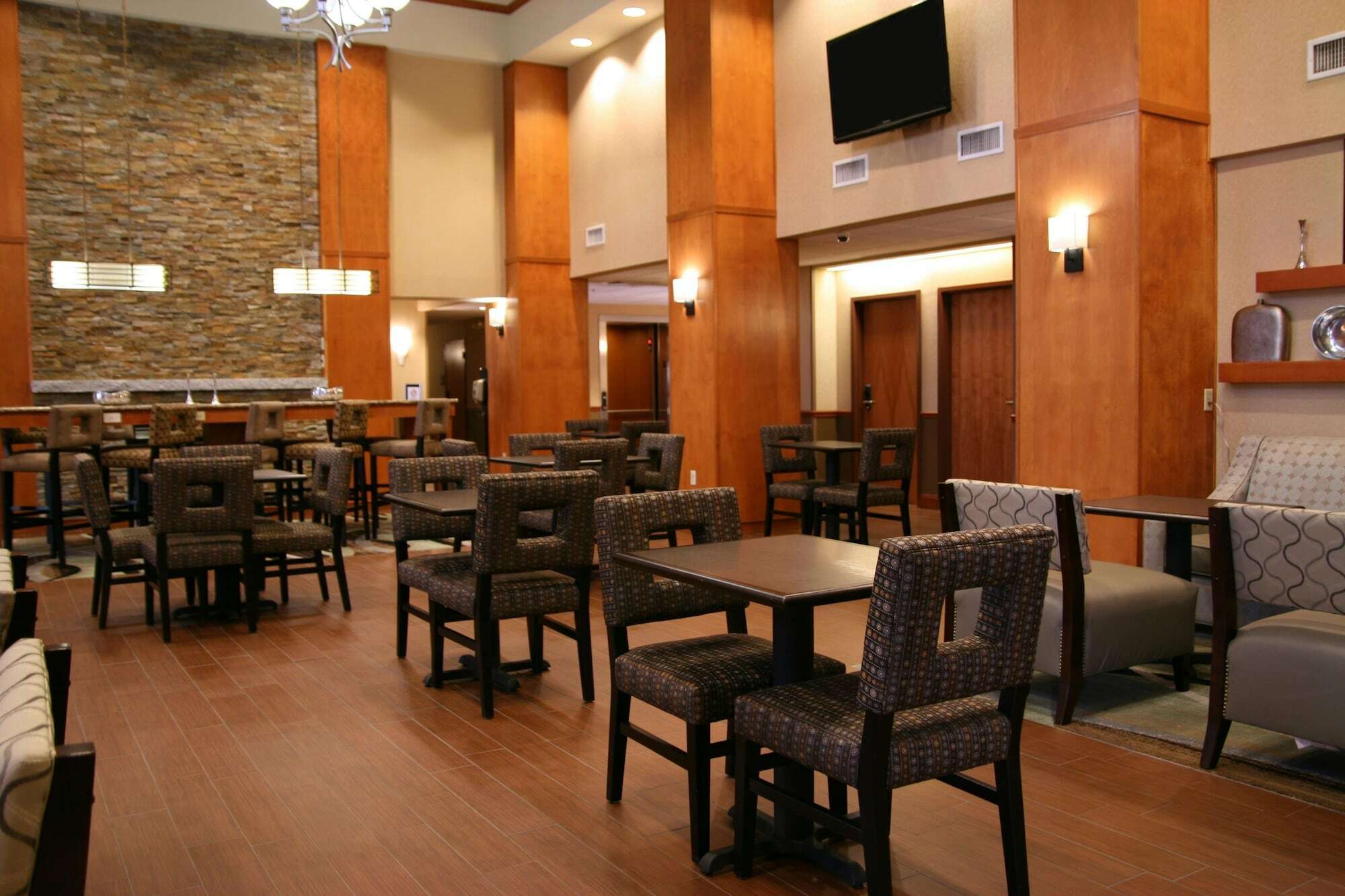 Hampton Inn & Suites By Hilton Manchester Bedford Exteriör bild